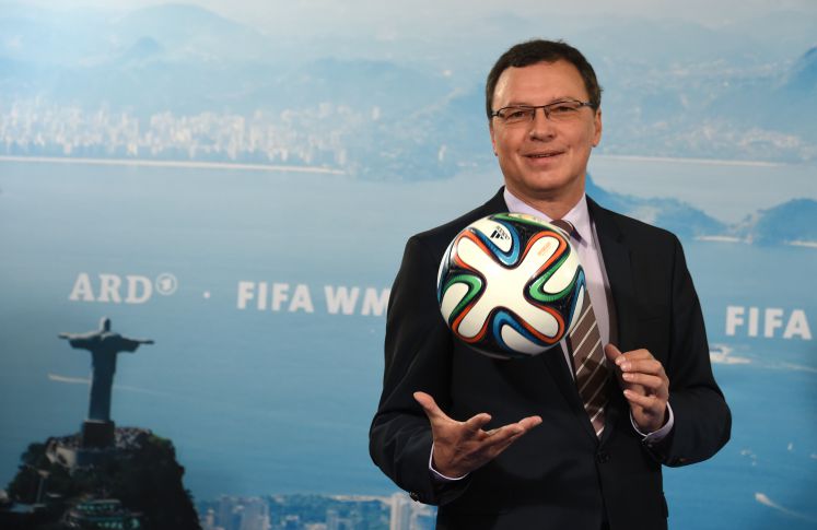 ARD-Programmchef Volker Herres posiert mit einem Fußball