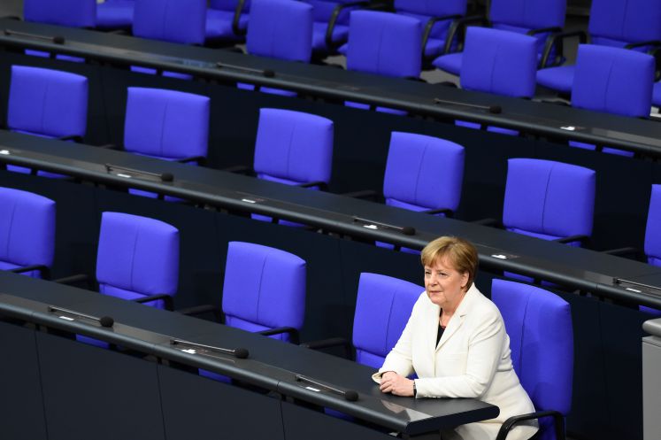 undeskanzlerin Angela Merkel (CDU) sitzt nach ihrer Vereidigung auf der leeren Regierungsbank um Reichstagsgebäude