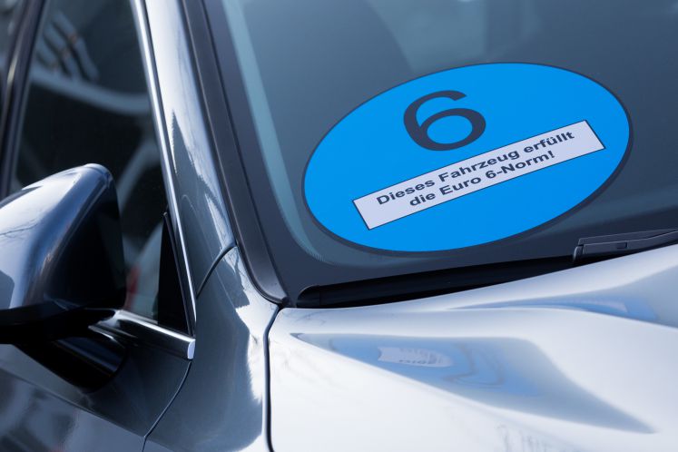 Ein Autohersteller wirbt mit einer überdimensionalen blauen Plakette dafür, dass das Fahrzeug die «Euro 6»-Norm erfüllt. 