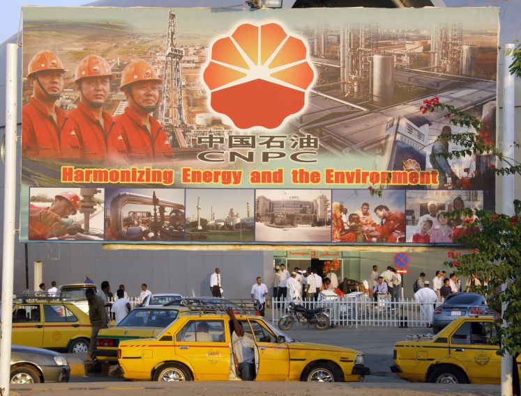 Ein großes Werbeplakat der staatlichen chinesischen Ölgesellschaft CNPC (Chinese National Petroleum Corporation)