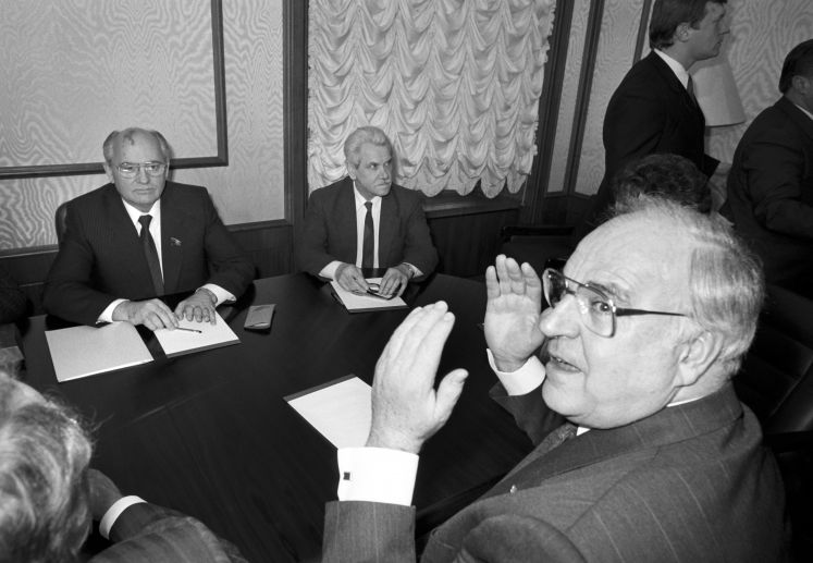 Bundeskanzler Helmut Kohl (vorn) und der Generalsekretär des ZK der KPdSU, Michail Gorbatschow (l), am 10.02.1990 in Moskau