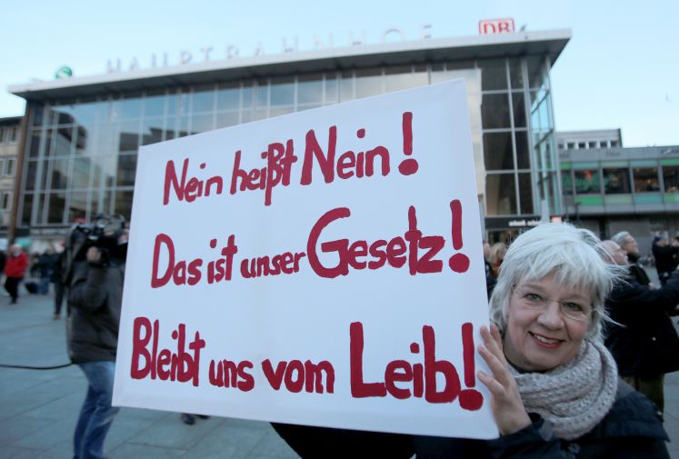 Eine Demonstrantin hält während einer Demonstration nach den sexuellen Übergriffen in der Silvesternacht am 09.01.2016 in Köln (Nordrhein-Westfalen) vor dem Hauptbahnhof ein Schild mit der Aufschrift «Nein heißt Nein! Das ist unser Gesetz! Bleibt uns vom Leib!». 