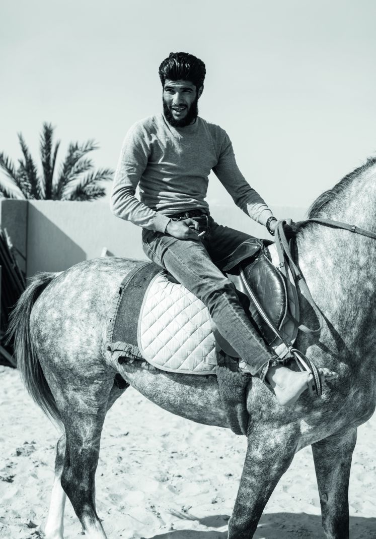 Der Milizenführer Al Bidscha reitet auf einem Pferd