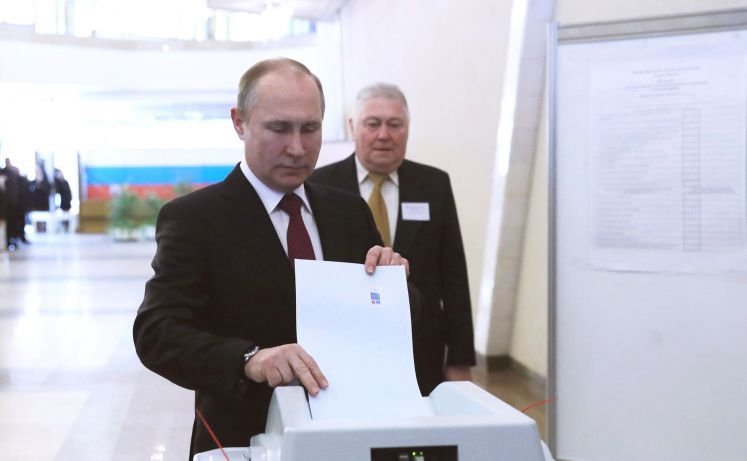 Russlands Präsident Wladimir Putin gibt bei den Wahlen seine Stimme ab