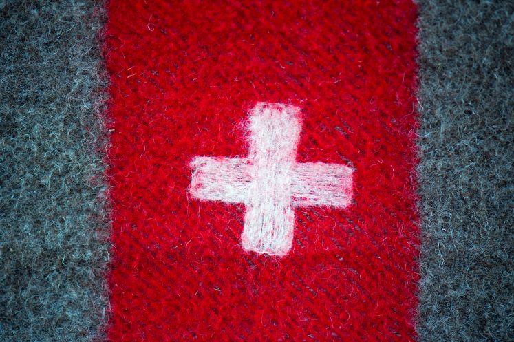 Die Schweizer Flagge auf Stoff