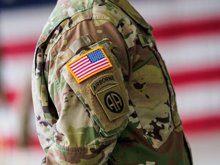Auf dem Arm eines US-Soldaten ist am 09.03.2017 in den Storck-Barracks in Illesheim (Bayern) der Aufnäher «Airborne» (Luftlande) zu sehen.