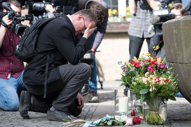 Ein Mann trauert am Ort des Anschlags in Münster