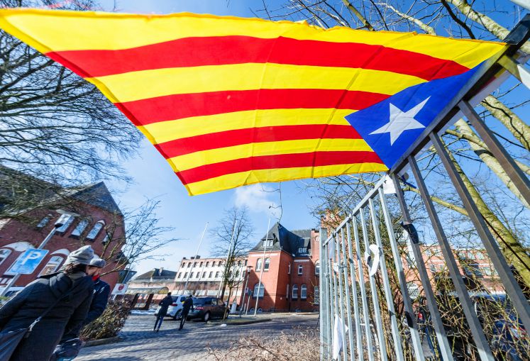  Eine Estelada, die Fahne der katalanischen Nationalisten, weht am Zaun der Justizvollzugsanstalt Neumünster, in der der frühere katalanische Regionalpräsident Puigdemont einsaß