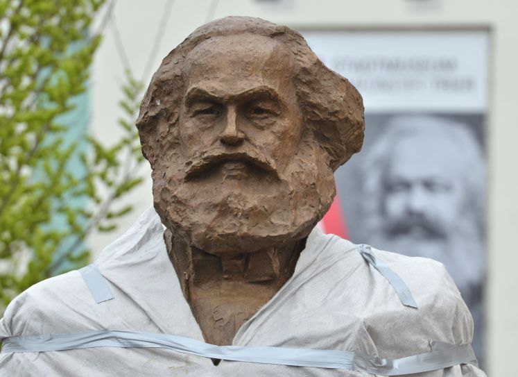 Der Kopf der noch durch eine Plane eingehüllten Karl-Marx-Statue des chinesischen Künstlers Wu Weishan ist beim Aufstellen der Statue frei zu sehen. Die Statue ist 2,3 Tonnen schwer und 4,40 Meter groß. Sie wird offiziell am 05.05.2018 enthüllt.