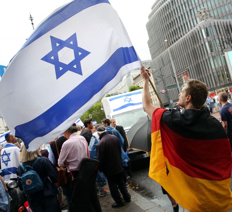 Menschen nehmen am 02.07.2016 auf dem Kurfürstendamm in Berlin an einer Demonstration eines Bündnisses "Kein Al Quds-Marsch 2016! Gemeinsam gegen jeden Antisemitismus!" teil. Zum Bündnis gehören deutsch-israelische, jüdische und andere Organisationen.