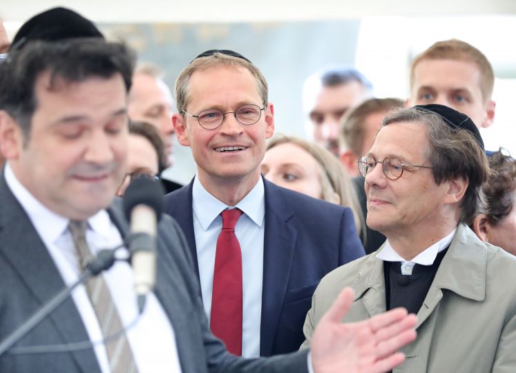 Michael Müller (M, SPD), Regierender Bürgermeister von Berlin, nimmt an der Solidaritätskundgebung "Berlin trägt Kippa" der Jüdischen Gemeinde zu Berlin teil