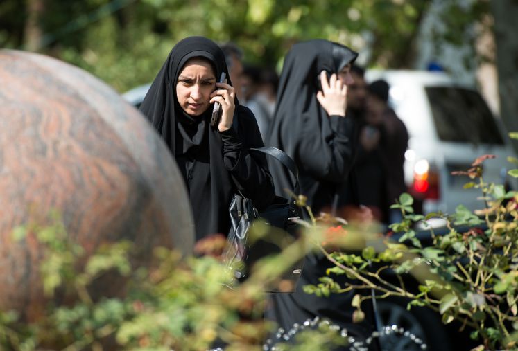 Studentinnen gehen über das Gelände der Universität von Teheran (Iran).