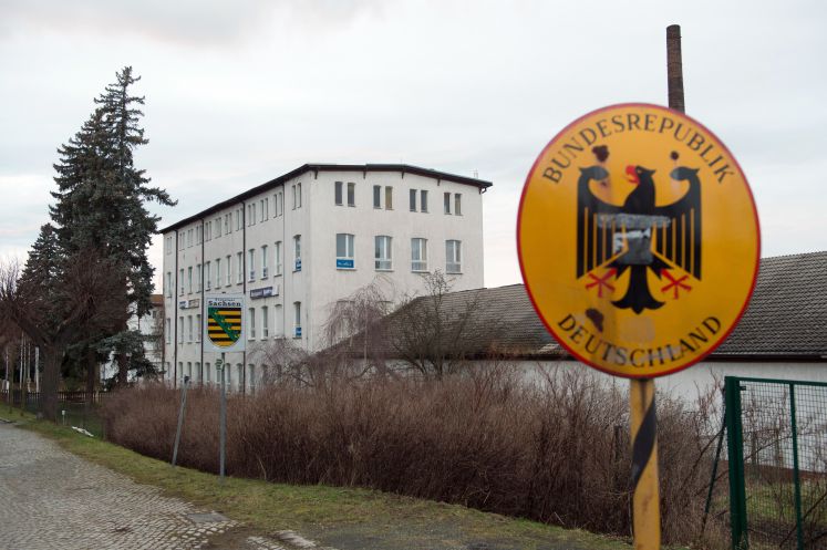 Sachsen, Ostritz: Blick über die polnisch-deutsche Grenze auf das Hotel "Neißeblick"