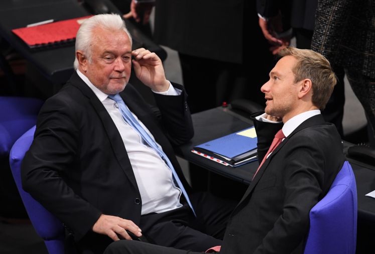 Der FDP-Vorsitzende Christian Lindner (r) und Bundestagsvizepräsident Wolfgang Kubicki (FDP) sprechen bei der konstituierenden Sitzung des 19. Deutschen Bundestages im Plenarsaal im Reichstagsgebäude in Berlin miteinander.