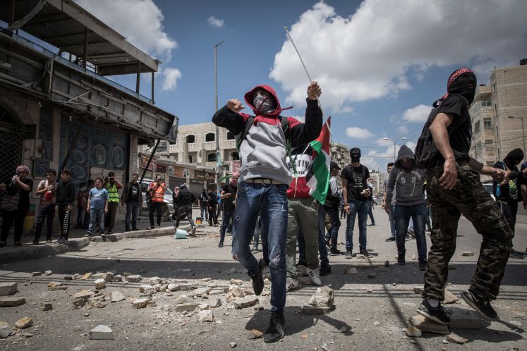 Palästinensische Demonstranten liefern sich Auseinandersetzungen mit israelischen Truppen bei einem Protest gegen die Eröffnung der US Botschaft in Jerusalem.