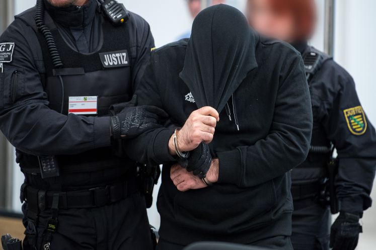 Ein mutmaßliches ISIS-Mitglied bei einem Prozess in Dresden