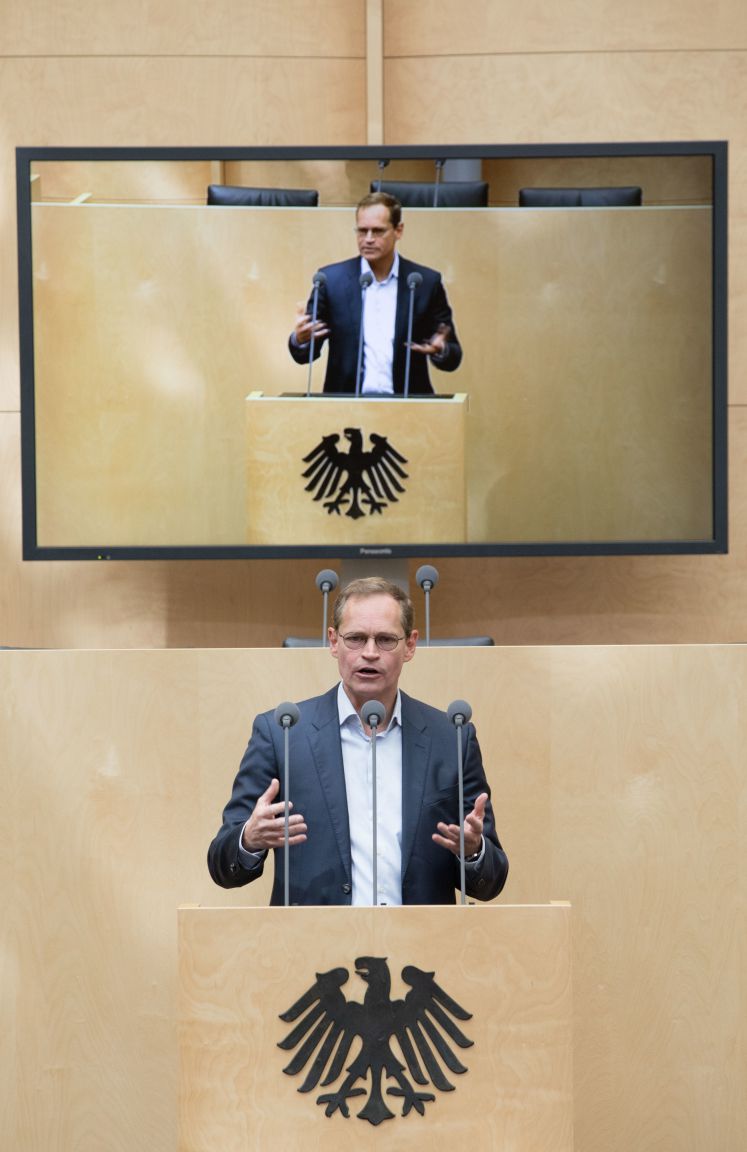 Bundesratspräsident Michael Müller (SPD) spricht beim Tag der offenen Tür im Bundesrat zu den Besuchern. Politikinteressierte Bürger können sich dabei über die Arbeit in der Länderkammer informieren.