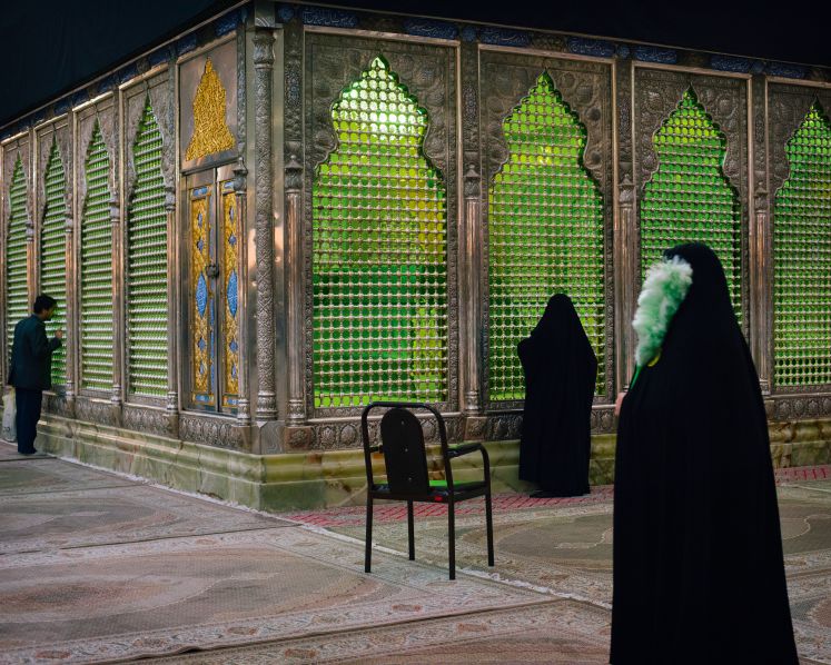 Zwei verhüllte Frauen und ein Mann im Teheraner Chomeini-Mausoleum.
