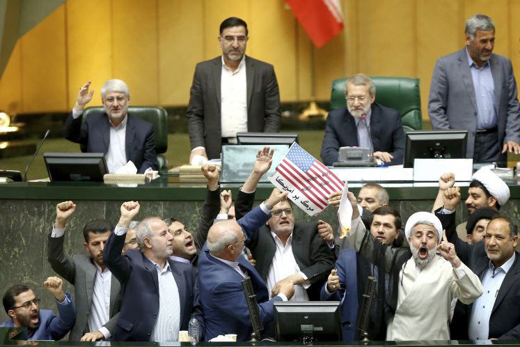 Abgeordnete des iranischen Parlaments verbrennen Papiere bedruckt mit der US-amerikanischen Flagge