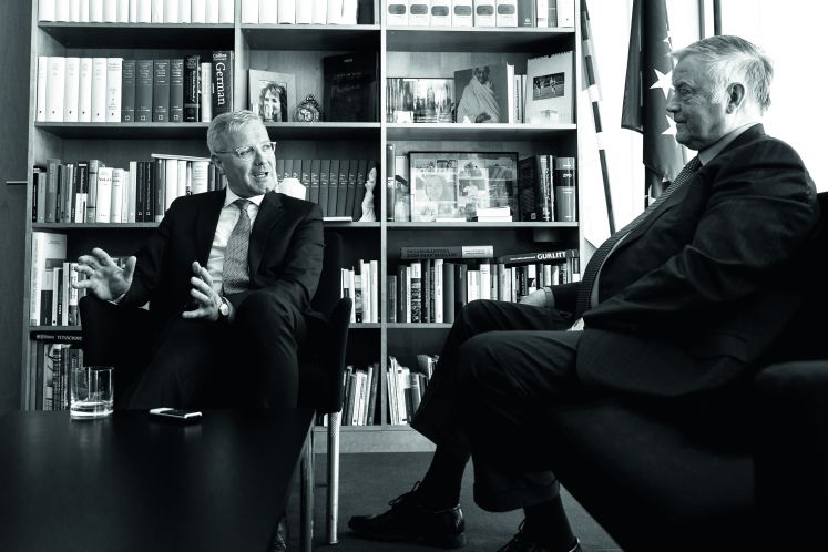 Norbert Röttgen (links) und Wladimir Jakunin beim Gespräch in Röttgens Bundestagsbüro