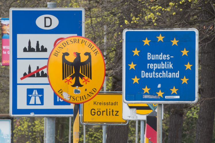 Schilder stehen am 08.04.2016 an der deutsch-polnischen Grenze am Stadtpark in Görlitz (Sachsen).