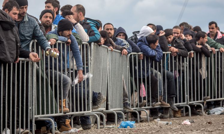 Flüchtlinge stehen am 04.03.2016 im Flüchtlingslager in Idomeni an der Grenze zwischen Griechenland und Mazedonien bei der Registrierung an. Seit Mazedonien nur noch einige wenige hundert Flüchtlinge am Tag nach Norden in Richtung Westeuropa weiterreisen lässt, stauen sich die Menschen auf der Balkanroute in Griechenland. 
