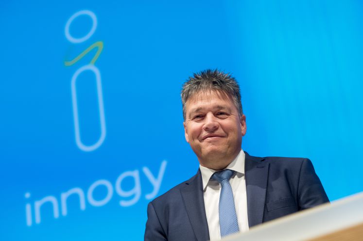 Uwe Tigges, Vorstandsvorsitzender von Innogy, steht vor Beginn der Hauptversammlung vor dem Logo. 