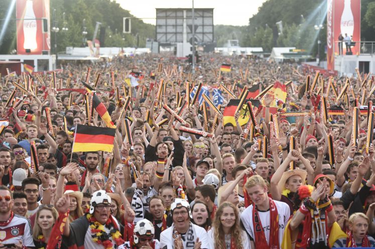 Deutschlandfans beim Public Viewing zur Europameisterschaft 2016.