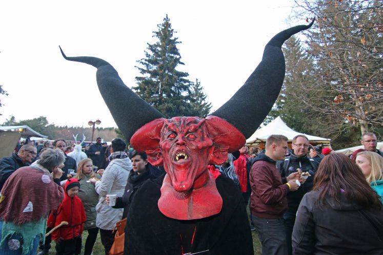 Als Hexen und Teufel verkleidete Personen feiern in Schierke (Sachsen-Anhalt) das Walpurgisfest. 