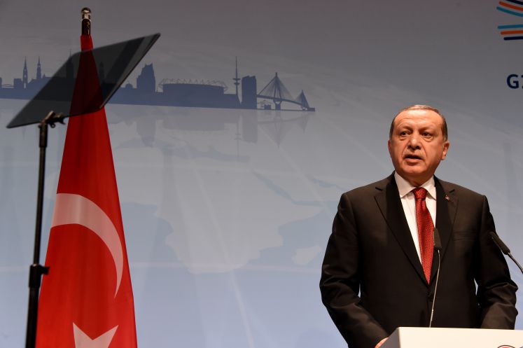 Der Präsident der Türkei, Recep Tayyip Erdogan, spricht am 08.07.2017 auf einer Pressekonferenz am Ende des G20-Gipfels in Hamburg. Am 07. und 08. Juli sind in der Hansestadt die Regierungschefs der führenden Industrienationen zum G20-Gipfel zusammengekommen.