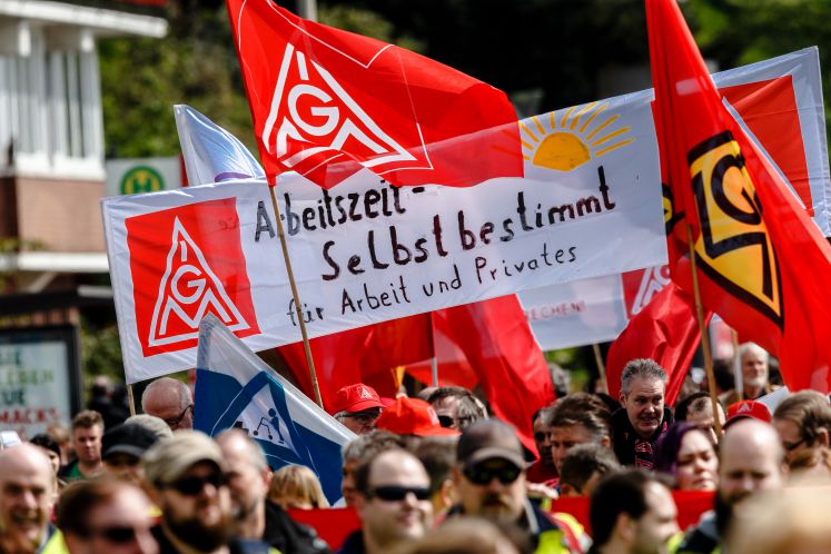 IG Metall-Gewerkschafter demonstrieren am 01.05.2017 in Hamburg auf der zentralen DGB-Demonstration zum 1. Mai, dem Internationalen Tag der Arbeit, unter einem Transparent mit der Aufschrift "Arbeitszeit - selbstbestimmt für Arbeit und Privates".