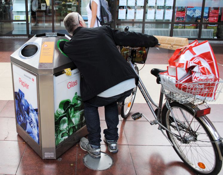 Der Möbelpacker Knuth Krauth sammelt am Hauptbahnhof in Heidelberg Flaschen aus einem Papierkorb