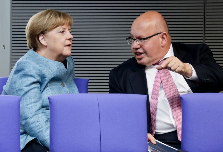 Bundeskanzlerin Angela Merkel unterhält sich bei der Plenarsitzung des Deutschen Bundestages im Reichstagsgebäude mit Peter Altmaier (beide CDU), Bundesminister für Wirtschaft und Energie.