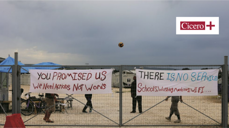 Flüchtlinge haben das Eingangstor zum Camp Katsikas blockiert, um gegen die Lebensbedingungen im Lager zu protestieren