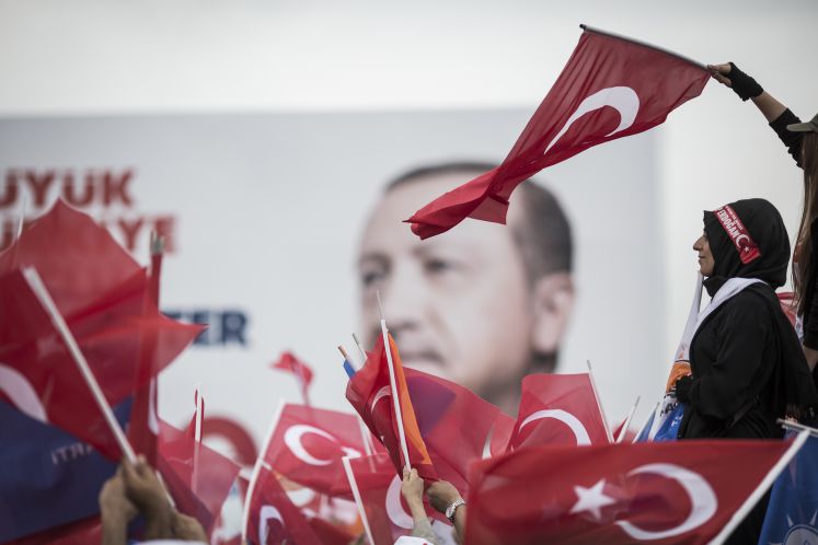  Anhänger des türkischen Präsidenten Recep Tayyip Erdogan verfolgen eine seiner Wahlkampfreden.