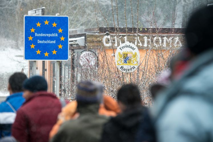 Flüchtlinge gehen am 22.11.2015 an der deutsch-österreichischen Grenze nahe Wegscheid (Bayern) nach Deutschland. Der Wintereinbruch in Bayern trifft auch die Flüchtlinge in der Passauer Grenzregion.
