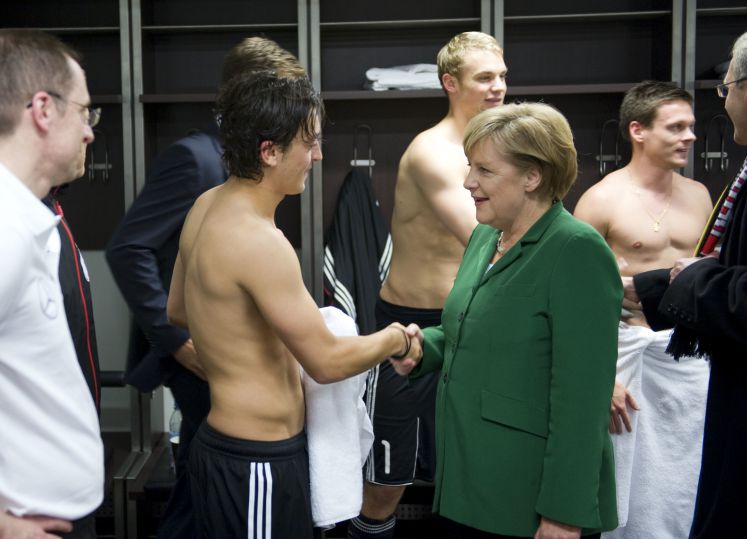 Mesut Özil und Angela Merkel in der Umkleidekabine der Fußball-Nationalmannschaft 2012