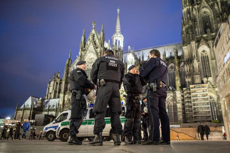 Polizisten stehen am 06.01.2016 in Köln (Nordrhein-Westfalen) vor dem Hauptbahnhof neben dem Kölner Dom.