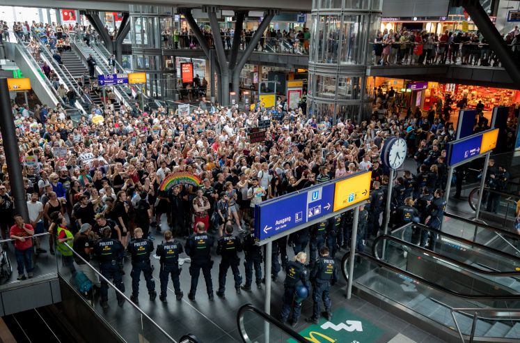 Demonstranten protestieren gegen AfD-Anhänger am Hauptbahnhof