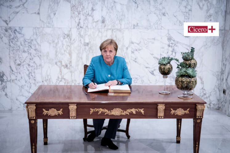 Bundeskanzlerin Angela Merkel (CDU) trägt sich im Präsidentenpalast in das Gästebuch ein. 