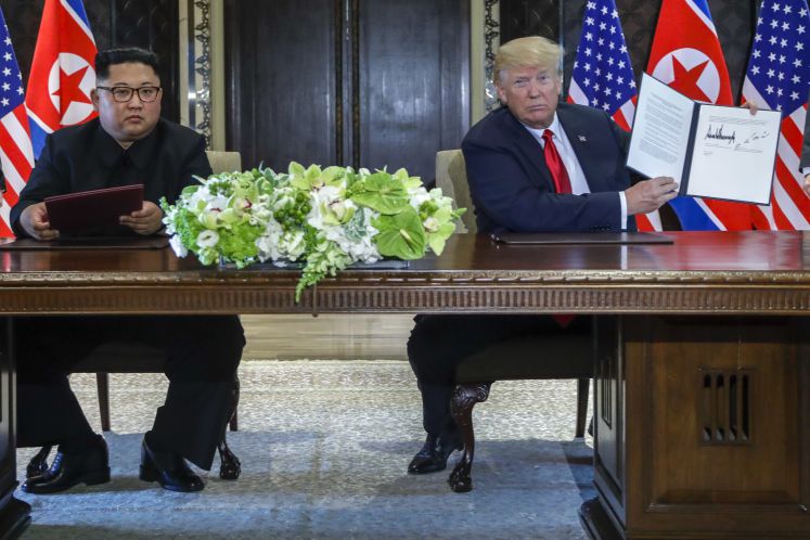 Nordkoreas Diktator Kim Jong-un und US-Präsident Trump bei der Unterzeichnung der Absichtserklärung in Singapur