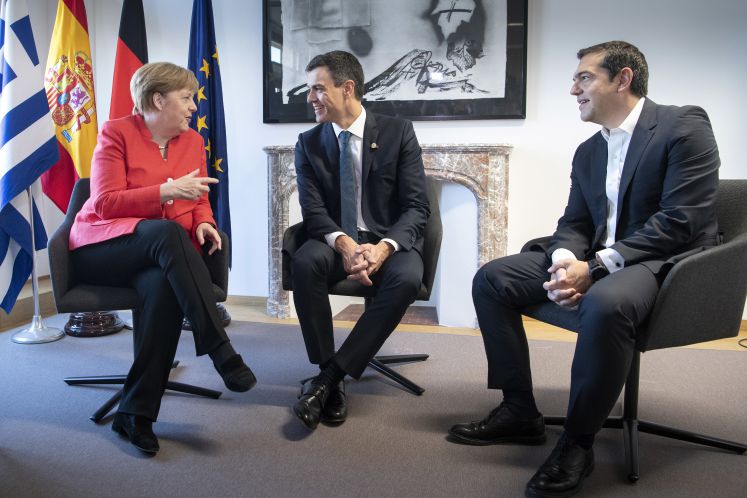 Bundeskanzlerin Angela Merkel (CDU) im Gespräch mit dem spanischen Ministerpräsidenten Pedro Sanchez und dem griechischen Ministerpräsidenten Alexis Tsipras zu Beginn des zweiten Tages des Europäischen Rats.