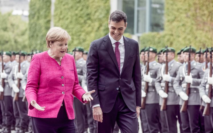Bundeskanzlerin Angela Merkel (CDU) empfängt den spanischen Regierungschef Pedro Sanchez mit militärischen Ehren. Merkel traf mit Sanchez zu bilateralen Gesprächen im Kanzleramt zusammen.
