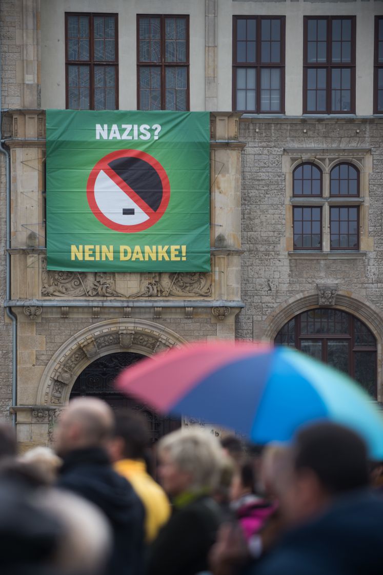 Ein Plakat mit der Aufschrift «Nazis? Nein Danke» hängt am 11.03.2017 in Dessau-Roßlau (Sachsen-Anhalt) an der Fassade des Rathauses.