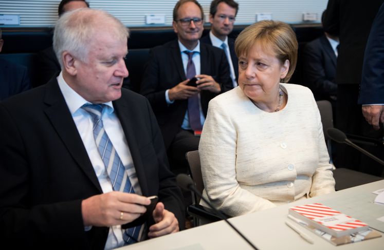 Angela Merkel, Bundeskanzlerin und Vorsitzende der Christlich Demokratischen Union (CDU), und Horst Seehofer, Vorsitzender der Christlich Sozialen Union (CSU) und Bundesminister für Inneres, Heimat und Bau, unterhalten sich zu Beginn der Fraktionssitzung der CDU/CSU Fraktion im Bundestag