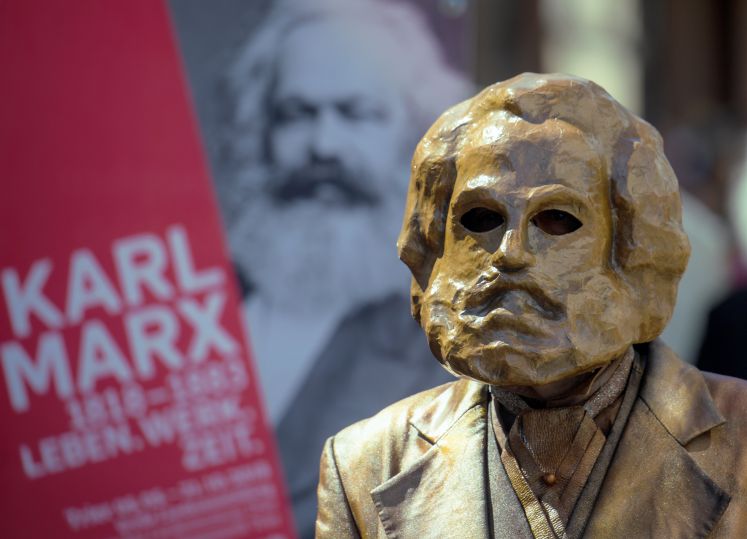 03.06.2018, Rheinland-Pfalz, Worms: Ein Umzugsteilnehmer trägt eine Karl-Marx-Maske beim Umzug auf dem Rheinland-Pfalz-Tag