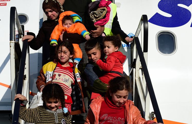 Eine syrische Flüchtlingsfamilie verlässt am 11.03.2015 in Langenhagen (Niedersachsen) auf dem Flughafen Hannover-Langenhagen ein Flugzeug