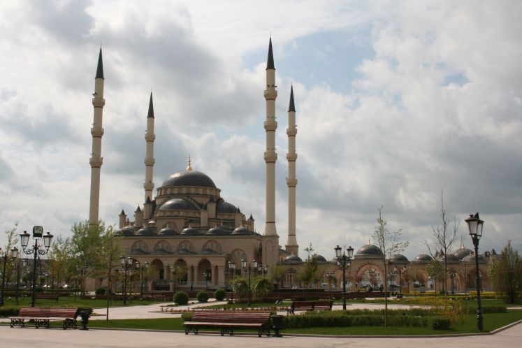 Wolken ziehen über die die neue Moschee im Stadtzentrum von Grosny, Tschetschenien, am 27.04.2010. Die Moschee ist Wahrzeichen des Wiederaufbaus aber auch des erstarkenden Islams in der Konfliktregion.