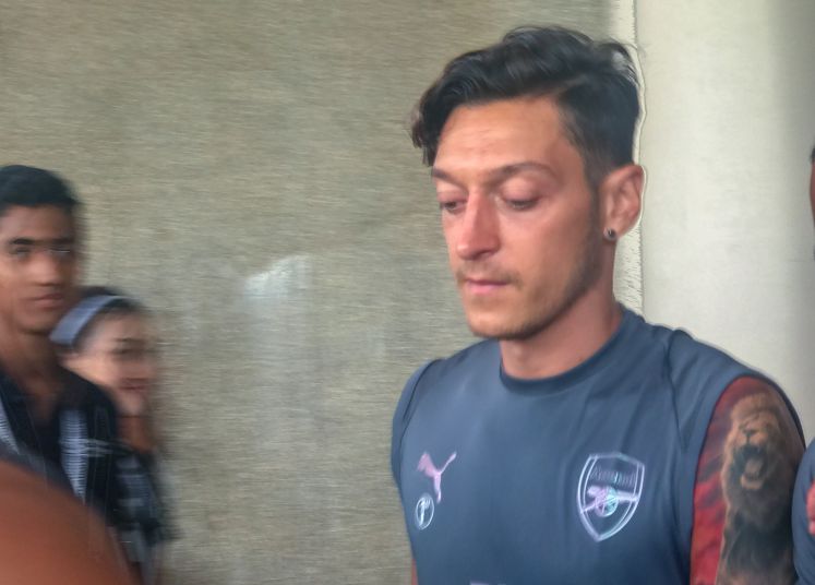Mesut Özil geht zum Training des FC Arsenal. Mit Arsenal ist Özil derzeit auf Werbetour in Asien.