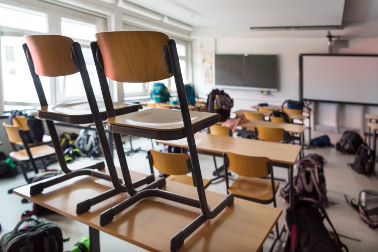 12.04.2018, Sachsen, Hoyerswerda: Stühle stehen auf einer Schulbank in einem leeren Klassenraum im Léon-Foucault-Gymnasium.